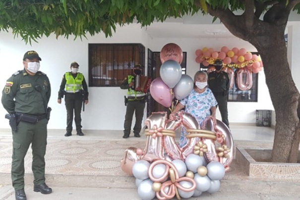 Cumpliendo-medidas-de-bioseguridad-celebramos-los-100-años-de-doña-Petrona