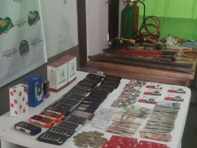 Caen-8-personas-que-habrían-cometido-hurto-en-establecimiento-comercial.-2