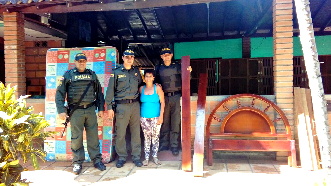 La-policía-antioquia-ayuda-a-familias-damnificadas-por-la-ola-invernal-en-el-suroeste-antioqueño.-2