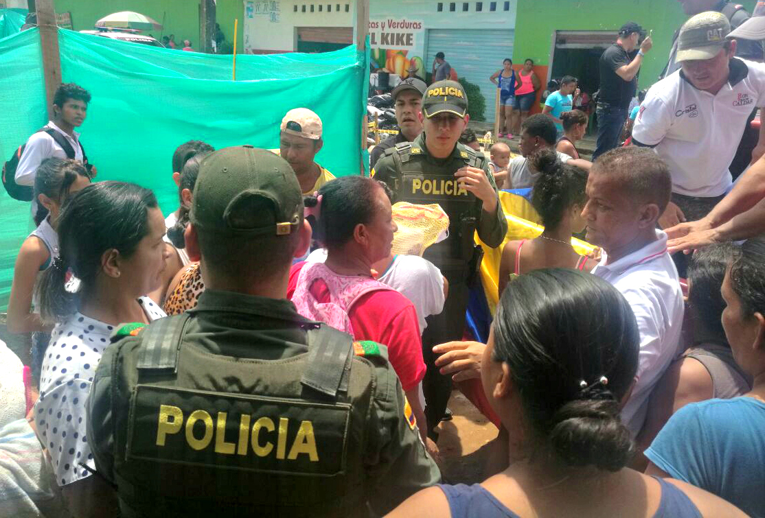 La-policía-antioquia-ayuda-a-familias-damnificadas-por-la-ola-invernal-en-el-suroeste-antioqueño.