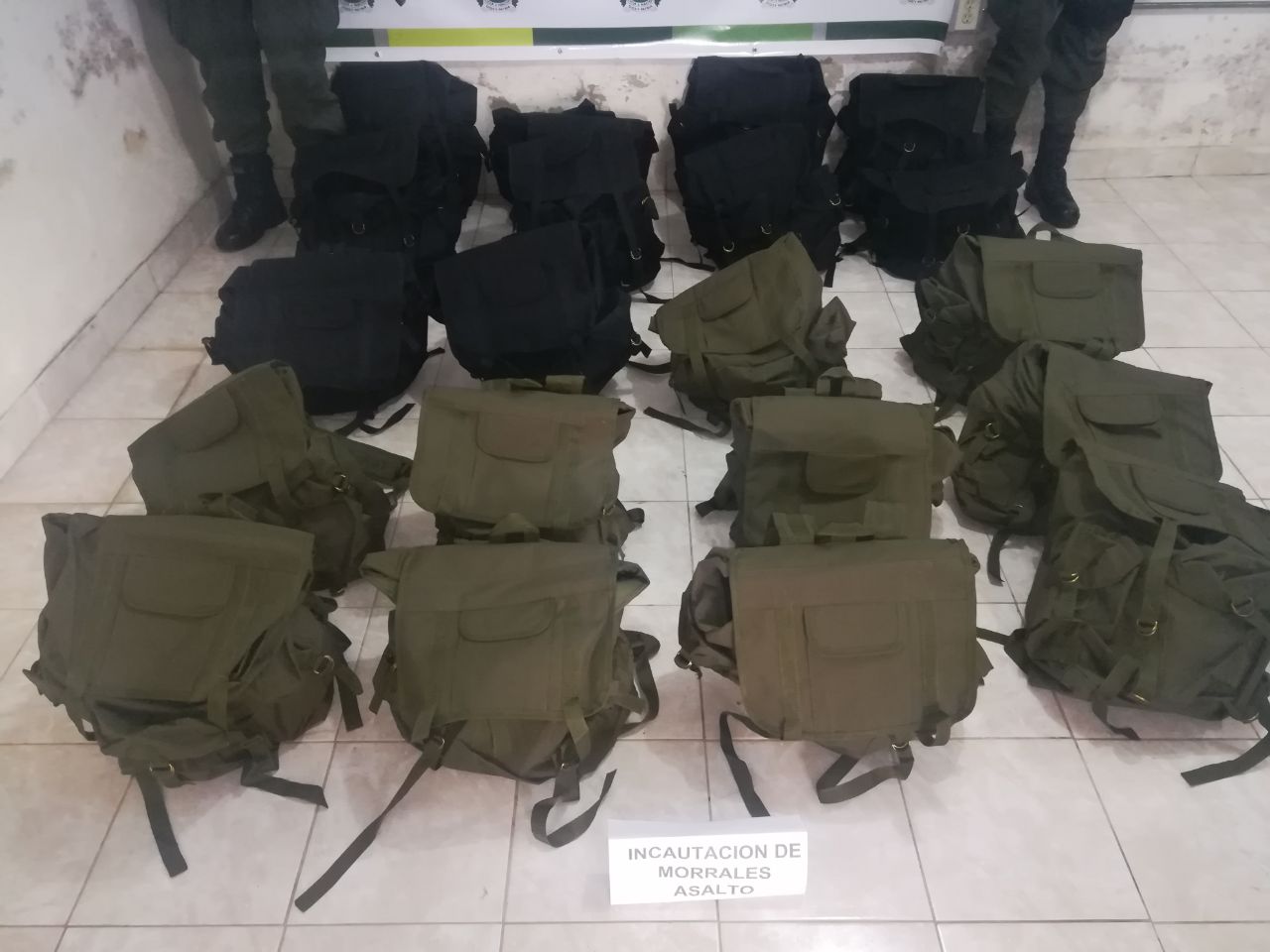 Incautación-de-morrales-de-campaña-en-caleta-perteneciente-al-clan-del-golfo-2