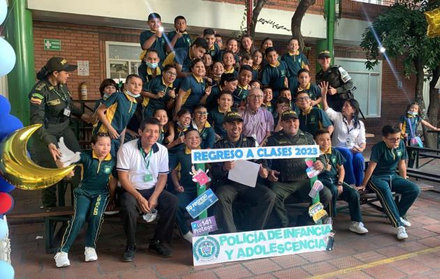 La Policía Nacional acompaña a miles de niños, niñas y adolescentes en este regreso a clases