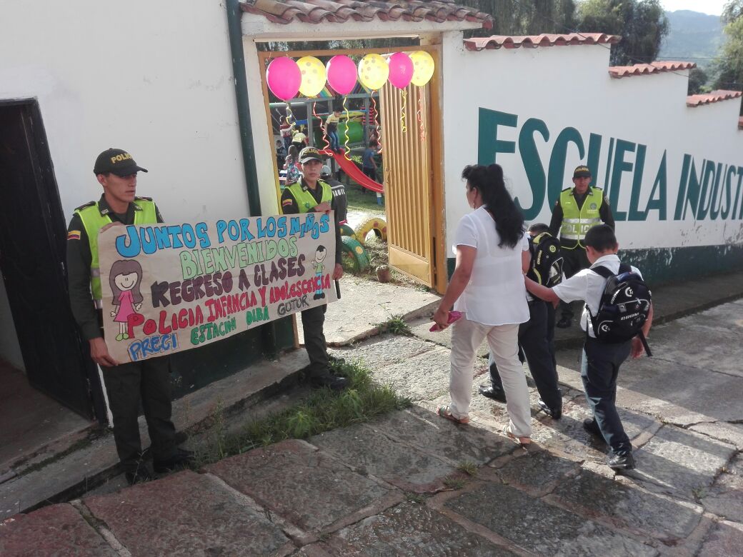 Más de 2.000 policías acompañan a los estudiantes en el regreso a clases