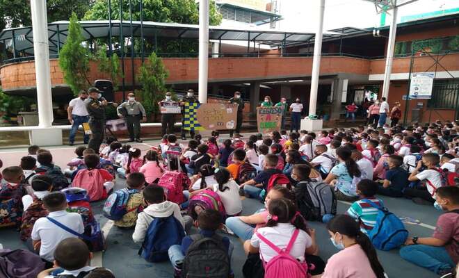 Policía acompañando regreso a clases
