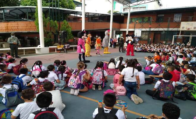 Policía acompañando regreso a clases
