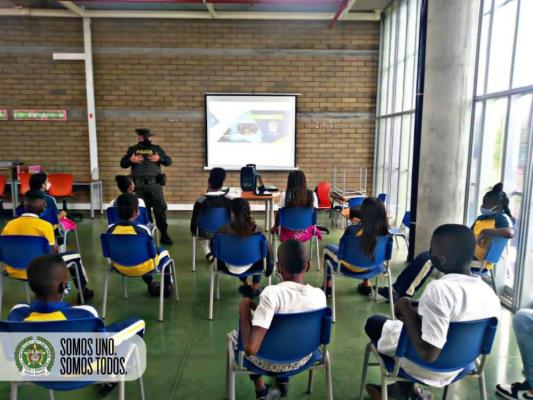 De-regreso-a-clases-con-mi-Policía 