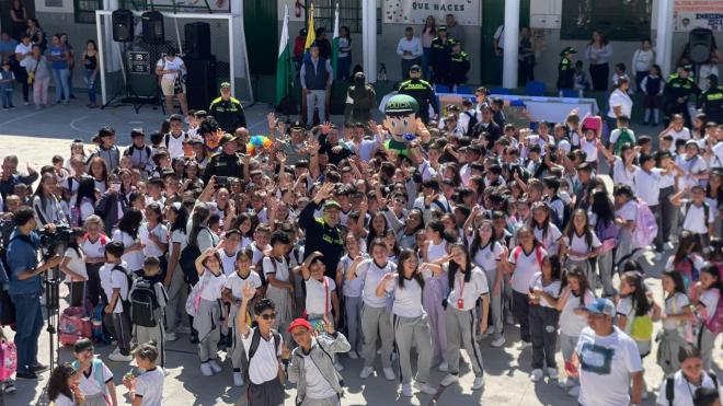La Policía Nacional da la bienvenida al regreso a clases de 630 niños en Guarne, con un enfoque preventivo integral