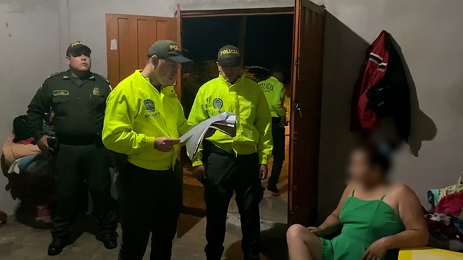 Personas capturadas-policías custodiando