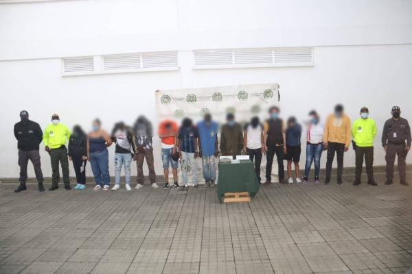 Personas capturadas-policías custodiando 