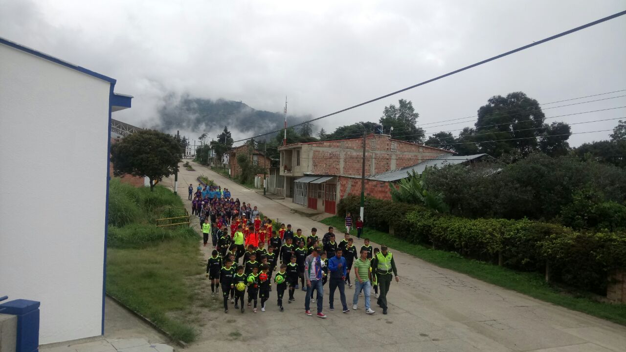 Desfile inaugural escuela deportiva Pachavita 