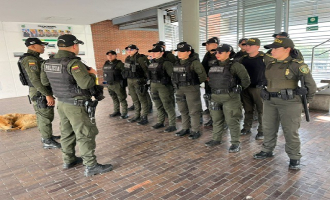 Formación policial para el día de la madre de las patrullas anti-riñas