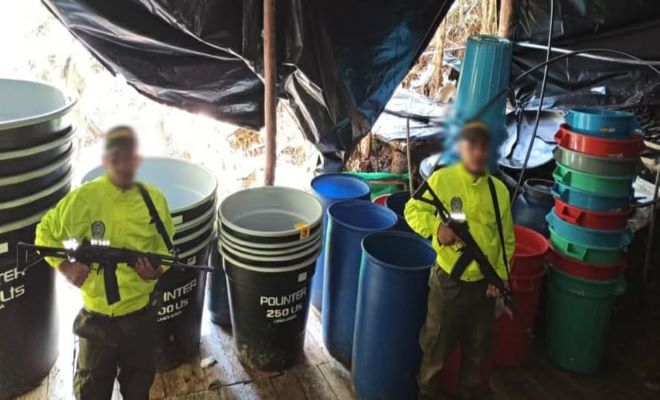 Policías destruyendo laboratorios