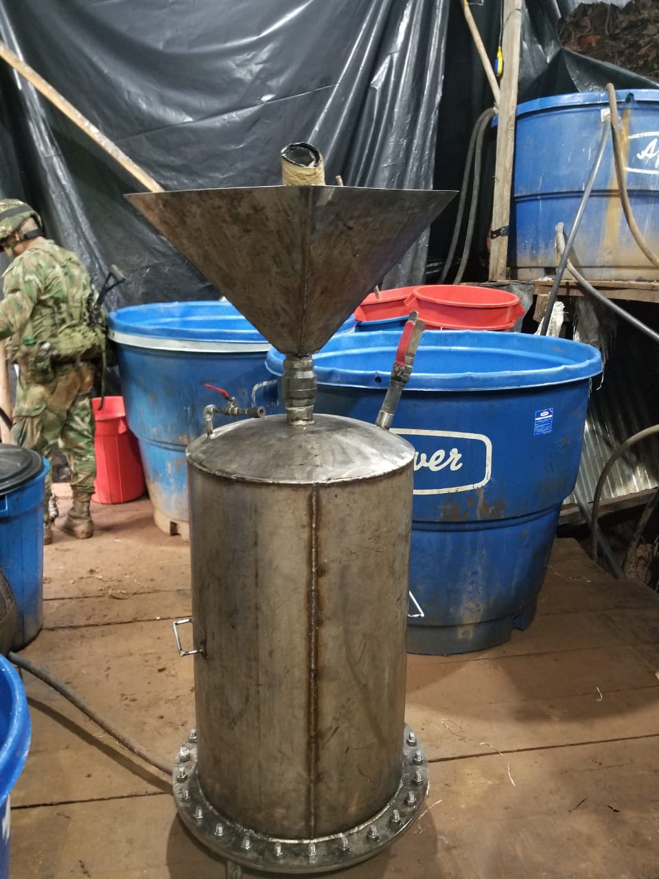 Destruimos-gigantesco-laboratorio-con-capacidad-de-producir-400-kilos-de-cocaína-a-la-semana