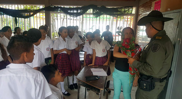 La Policía Nacional-acompaña a las mujeres de Rincón de Pajure en su día-Meta