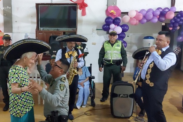 Abuelitas del hogar del adulto mayor “San José” de leticia, recibieron serenata y sorpresas en el día de las madres
