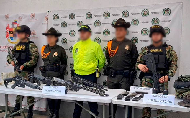 Personas capturadas-policías custodiando