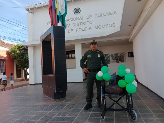 La silla de ruedas fue entregada a un adulto mayor.