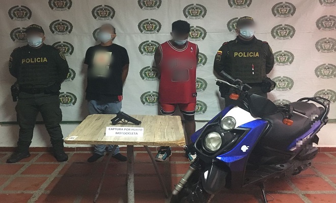 Dos capturados por hurto de motocicleta