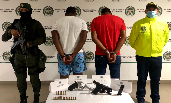 02 personas capturadas-policías custodiando-armas de fuego incautadas