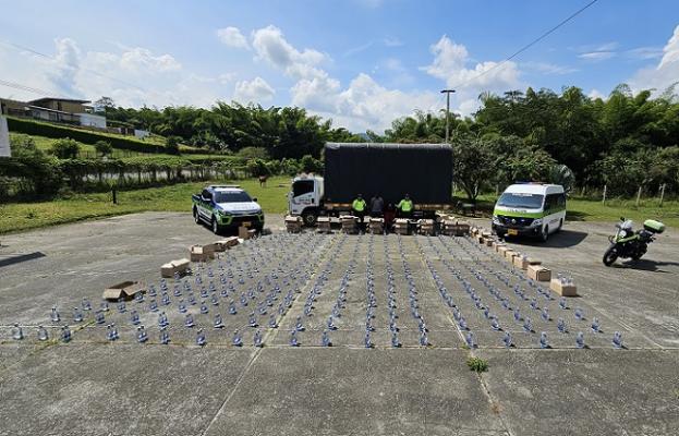 Cubrían la ruta Medellín - Cali y fueron capturados en Manizales con licor adulterado