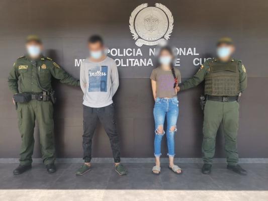 Dos personas capturadas momentos después de hurtar una motocicleta 