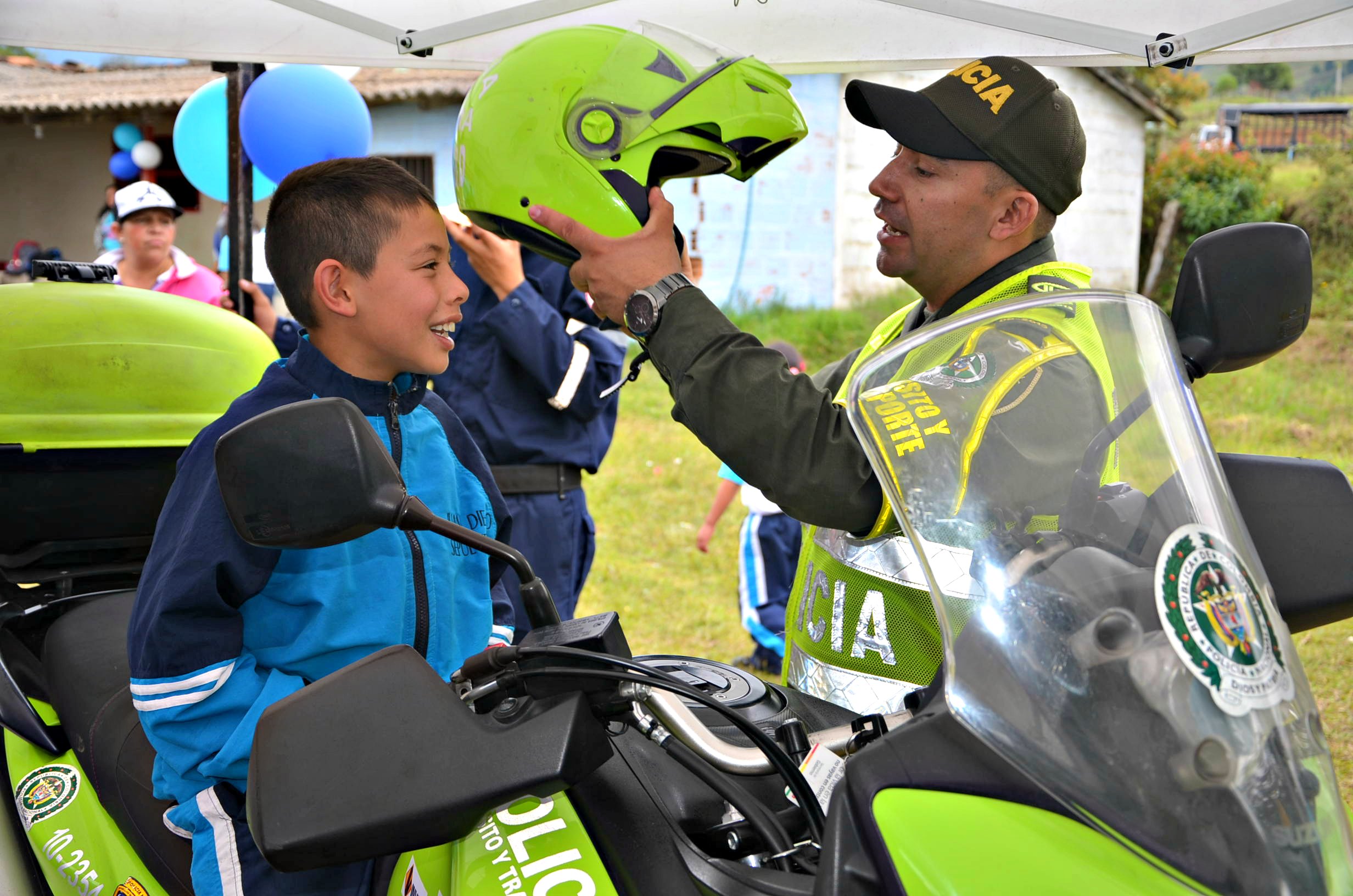 Bus-interactivo-de-la-policía-viajo-por-regiones-del-departamento.3