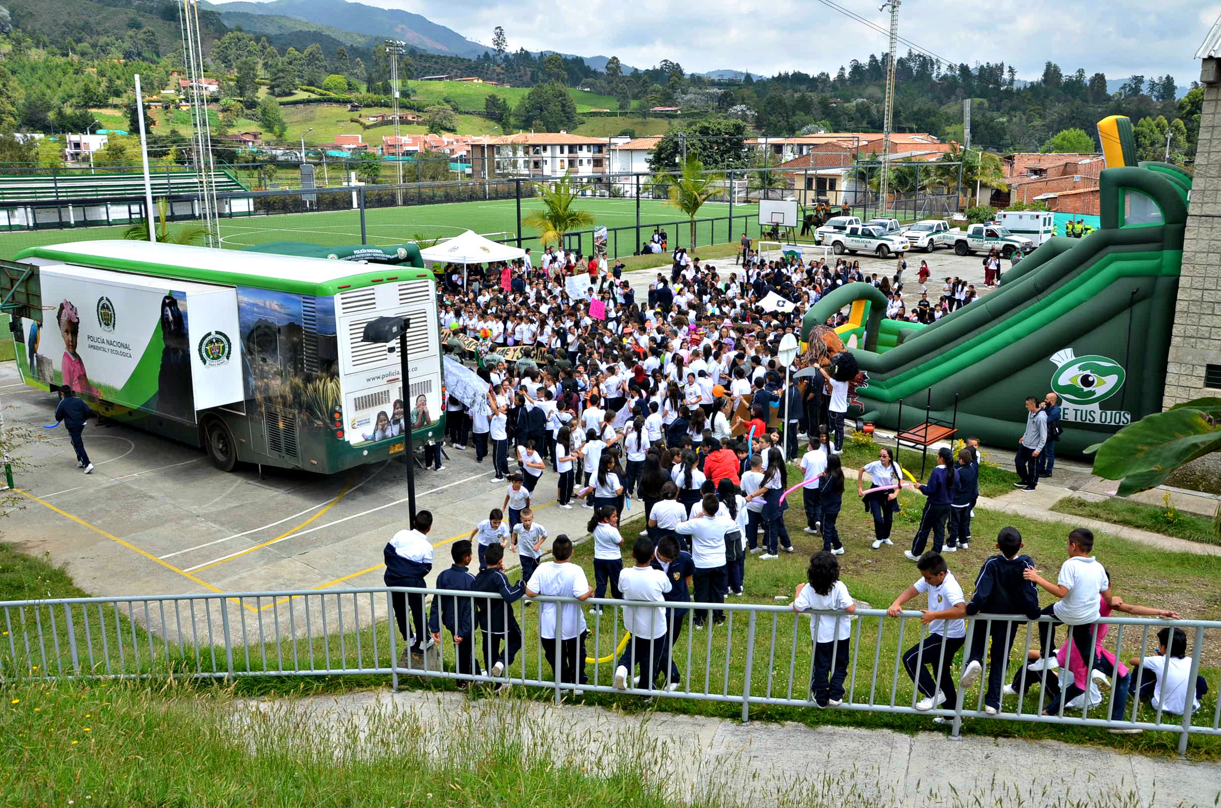 Bus-interactivo-de-la-policía-viajo-por-regiones-del-departamento.