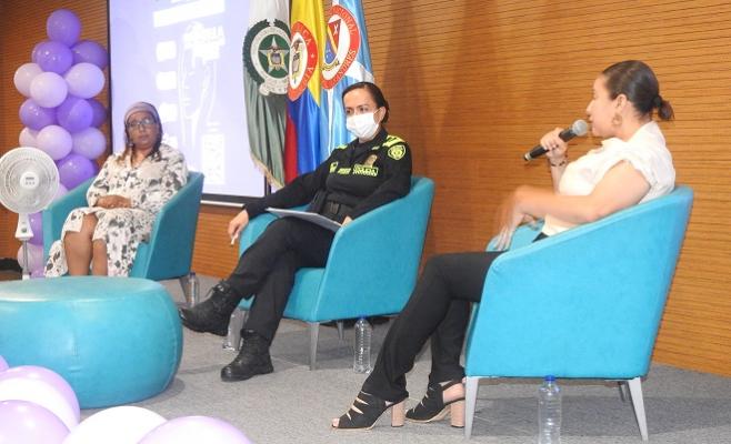 Comandante Departamento de Policía en compañía de la secretaria de Desarrollo Social 