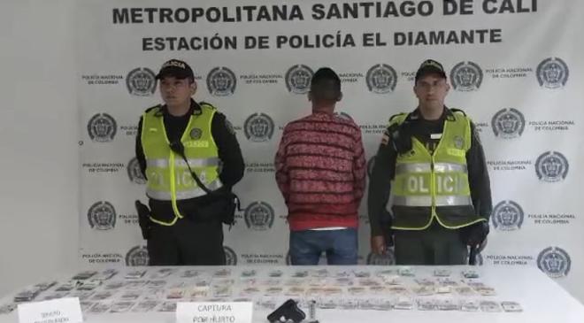 Persona capturada-policías custodiando 	