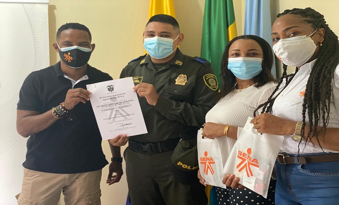 Él es Óscar Aranda el patrullero que conformó por primera vez en Juradó Chocó un equipo de futbol femenino