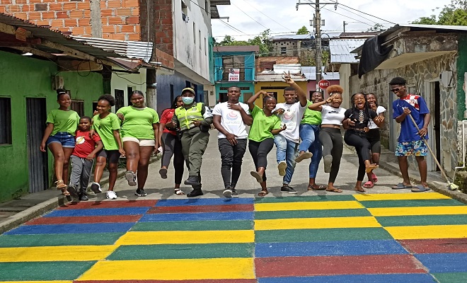 Los jóvenes cantan y bailan