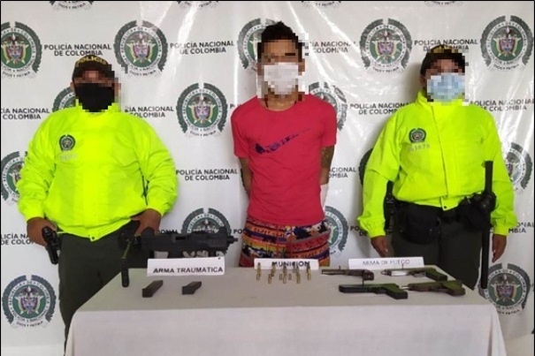 En-allanamiento-fue-capturado-un-hombre-con-cuatro-arma-de-fuego-y-una-subametralladora