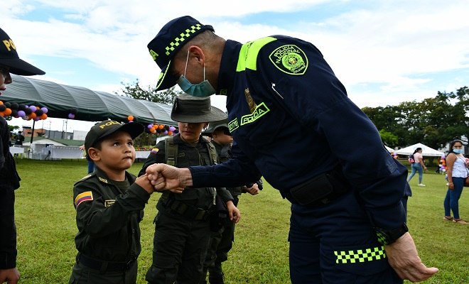 Policia con niños