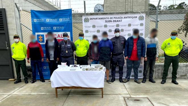 9 personas capturadas-policías custodiando