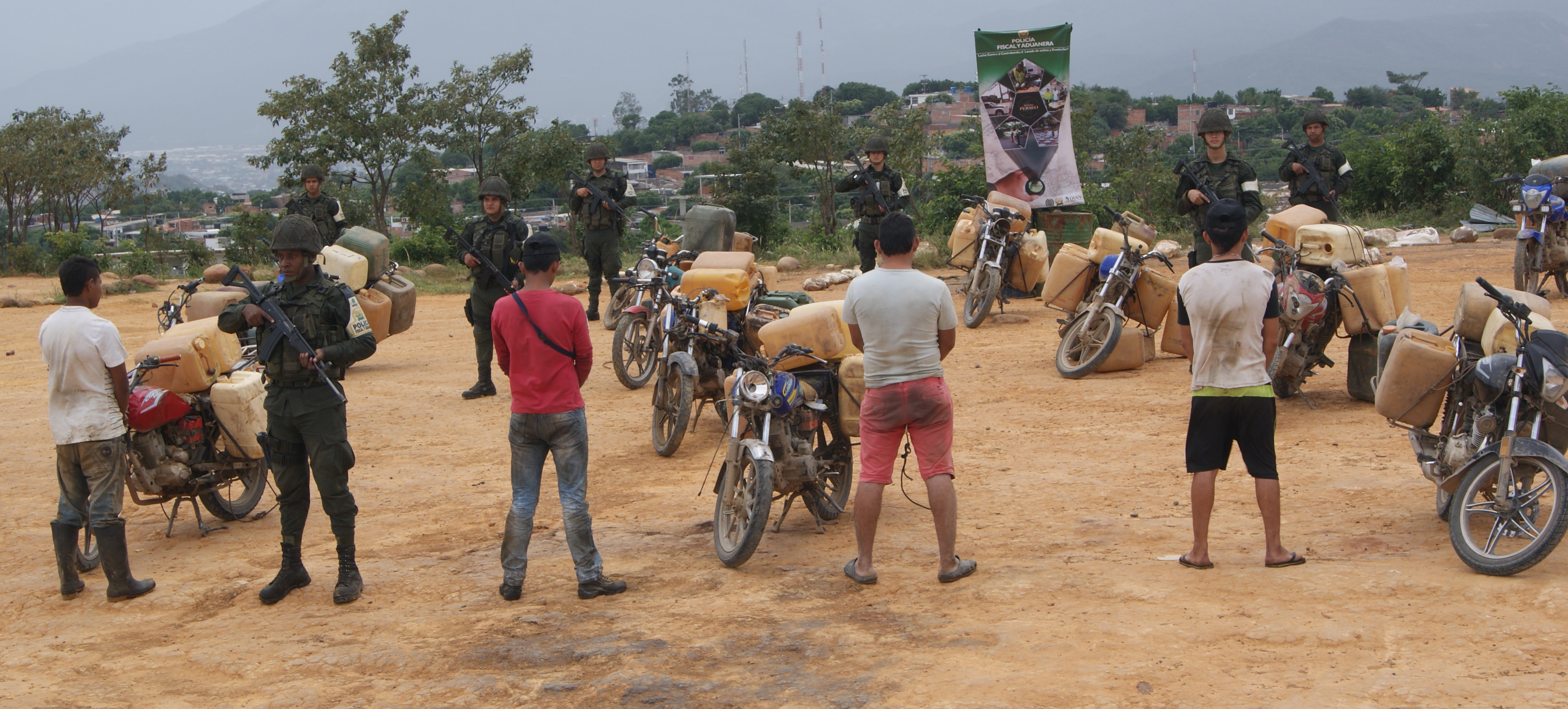 En-zona-rural-del-Municipio-de-El-Zulia-fueron-Capturadas-5-personas-aprehendidas-14-motocicletas-con-800-galones-de-combustible-de-contrabando 