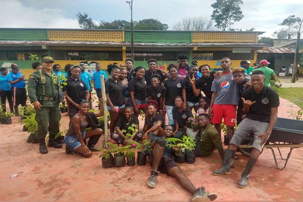 En-articulación-con-la-comunidad-sembramos-170-arboles-en-Paimadó.