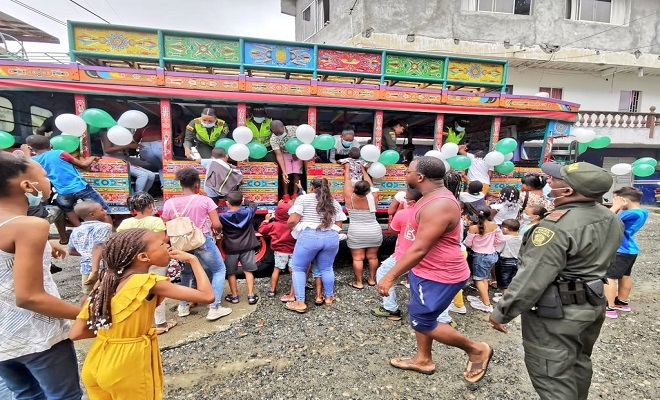 En conmemoración del día de la diversidad étnica y cultural realizamos una chiva tour en Quibdó y conversatorio en Tadó