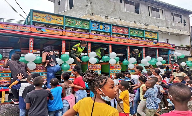 En conmemoración del día de la diversidad étnica y cultural realizamos una chiva tour en Quibdó y conversatorio en Tadó