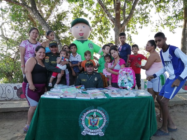 En el barrio Piraquive entregamos kits escolares a 38 niños y niñas.