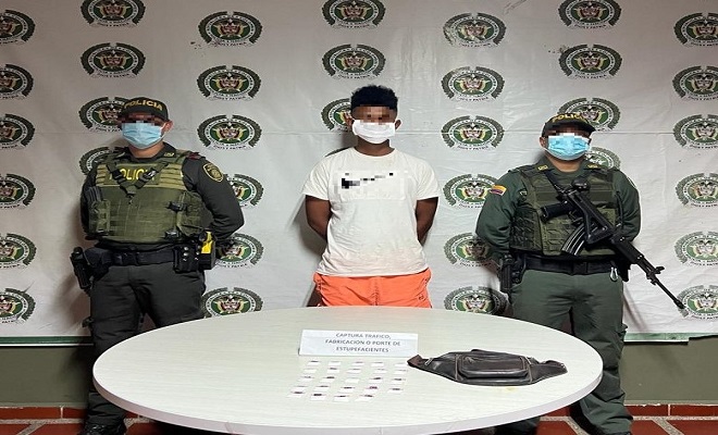 1 persona capturada-policías custodiando