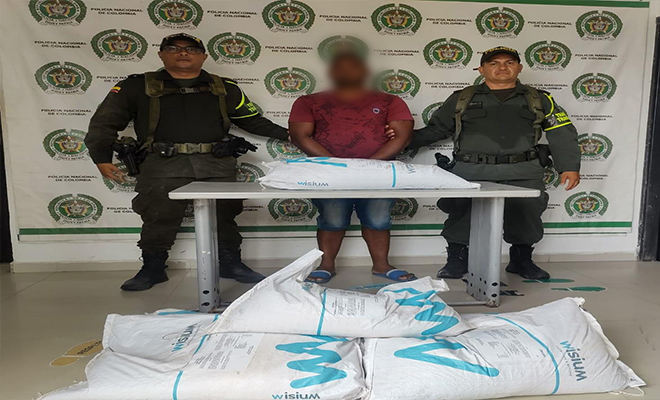 Mientras el conductor permanecía al  interior del pesado vehículo, éste  sujeto no se inmutó en ayudarlo sino  en hurtar lo que pudo