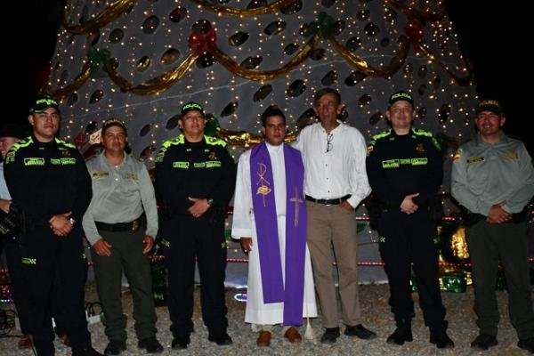 En el Meta, la Policía Nacional elaboró el primer árbol de navidad turístico de la región del Ariari-5