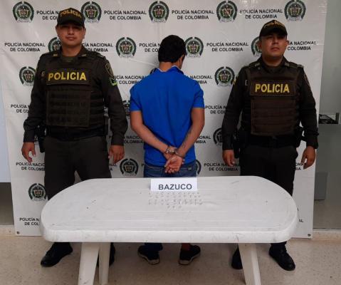 Persona capturada-policías custodiando