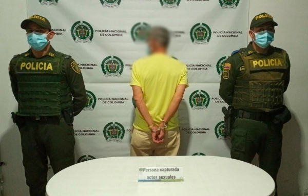 persona capturada-policias custodiando