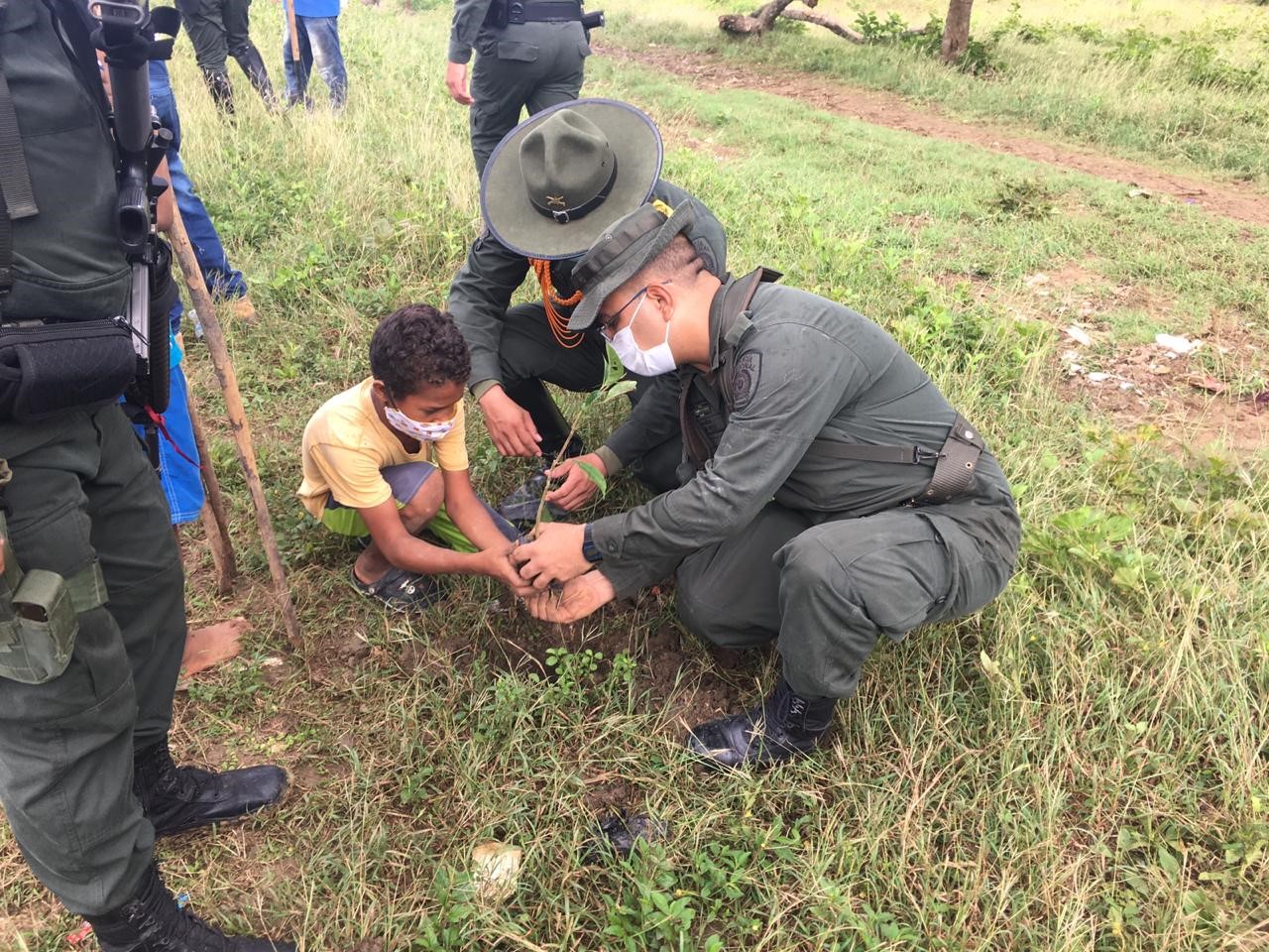 homenaje_a_las_victimas_del_covid_19_policia_siembra_arboles_en_el_carmen_de_bolivar