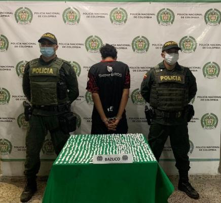 una persona capturada-policías custodiando-alucinógeno incautado