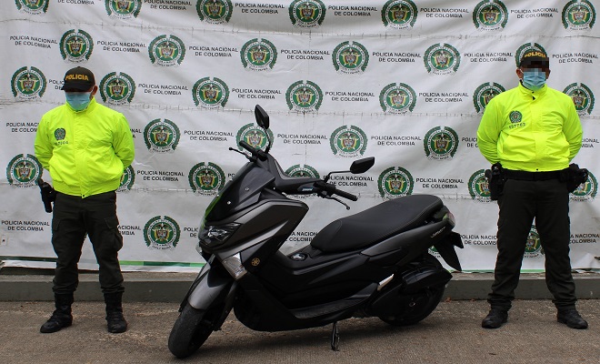 Motocicleta inmovilizada-policías custodiando