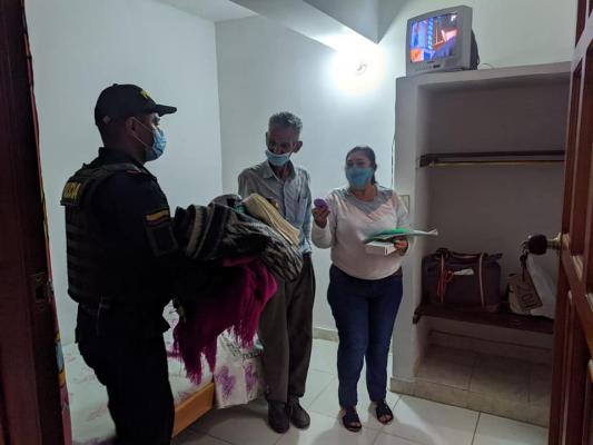  en_toledo_la_policia_apadrino_a_un_adulto_mayor_quien_no_pudo_llegar_a_su_destino_por_cierre_de_via