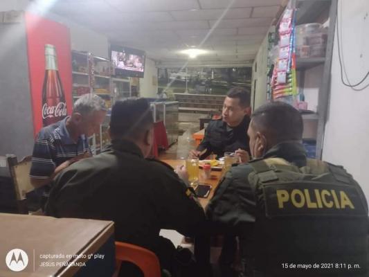  en_toledo_la_policia_apadrino_a_un_adulto_mayor_quien_no_pudo_llegar_a_su_destino_por_cierre_de_via