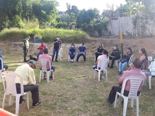 En coordinación con las autoridades gubernamentales, realizamos encuentros comunitarios en Icononzo